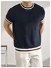 Camisa de Tricô Listrada de Manga Curta com Gola Redonda para Homens no Atacado do Fabricante, Nova Tendência de Verão Marca Versátil Fina de Meia-Manga para Homens