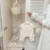 Camisola Bonita para Niñas de Primavera y Verano 2026 Nuevo Estilo Ropa de Bebé Diseño Coreano Elegante Top con Parches de Encaje