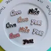 Galvanoplastia sí Letra Resina Joyería Accesorios Bonita Horquilla Parche Joyería Agujero Sonriente Zapatos Funda para Teléfono Móvil Joyería
