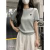 Playera de Punto de Manga Corta con Cuello Redondo y Corazón Bordado a Contraste para Mujer Verano Chic Diseño Twist Hombro Derecho Top Reductor de Edad