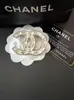 Nuevo Broche de Caballo Doble C Esmalte Blanco y Negro Letras Brillantes Lujo Ligero Minimalista Marca C Versión de Alta Gama Accesorio para Ropa Jt
