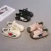 Tênis infantis com biqueira de concha 2026 primavera e outono novos tênis estilosos para meninos sapatos de estrela para meninas tênis esportivos casuais com sola macia
