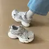 Novos tênis de malha respirável com sola grossa para mulheres baixinhas, sapatos casuais esportivos versáteis com sola macia 2026, tênis estilo "dad shoes" para mulheres