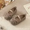 Atacado de sapatos de couro com bolinhas para meninas, nova coleção de outono 2026, sapatilhas de bico fino para bebês e crianças pequenas, mocassins estilo coreano com laço