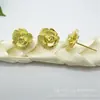 Nuevos materiales hechos a mano para bricolaje, versión coreana de pendientes de flores pequeñas de cobre puro, accesorios para alfileres de oreja, venta al por mayor