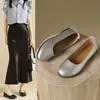 Couro macio, sola macia, boca rasa, mocassins de sola reta para mulheres, novos sapatos casuais versáteis estilo coreano para outono de 2006