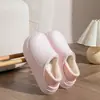 Bolsa Impermeável de EVA e Pantufas de Algodão de Cor Sólida para Mulheres 2026 Estilo Novo de Inverno Pantufas de Interior com Pelúcia Macia e Solado Macio Sapatos de Algodão Quentes para Senhoras