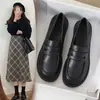 Sapatos Femininos de Couro Pequenos 2026 Novo Outono Pretos de Fundo Plano Sapatos Individuais Versáteis Mocassins Slip-on Sapatos Femininos