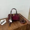 Bolso Retro de Gama Alta para Mujer 2026 Nuevo Bolso Cubo Lujo Ligero Colgante Bolso de Hombro Único Versátil para Viajar Bolso Cruzado Comercio Exterior