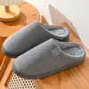 Pantuflas de pana de algodón gruesas y cálidas transfronterizas para otoño e invierno, pantuflas caseras antideslizantes de suela blanda para hombres y mujeres, disponibles en varios colores y personalizables