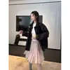 Agora a Nova Coleção Primavera 2026 de Dongdaemun, Coreia do Sul, Apresenta uma Saia de Renda com Bolinhas Doce e Elegante