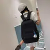 Mochila casual ligera de nuevo diseño para el otoño de 2026, con diseño sencillo de letras, adecuada para el uso diario y un estilo escolar preppy.