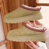 Botas de neve femininas, com sola grossa, que aumentam a altura, sapatos peludos, novo estilo inverno 2026, forradas com fleece, bico fechado, estilo chinelo de meia