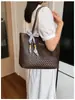 Bolso tote tejido vintage para mujer, modelo nuevo 2026, bolso de mano de gran capacidad para el trabajo con textura de piel sintética, bolso de moda para mujer al por mayor