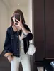 Atmosférico! Jaqueta jeans estilosa com blocos de cor, design de abotoamento simples com múltiplos botões, estilo curto que faz mulheres baixinhas parecerem mais altas, uma nova coleção de outono para mulheres