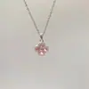 Collar de Trébol de Cuatro Hojas Rosa Joyería para Mujer, Lujo Accesible de Nicho, Gama Alta, Zirconita Brillante Elegante, Colgante de Flor, Cadena para Clavícula