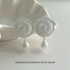 Pendientes Redondos Tradicionales de Metal con Perlas Barrocas Colgantes, Pendientes de Moda con Textura Martillada, Diseño de Nicho con un Sentido de Sofisticación