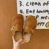 Meias-pantufas femininas estilo Birkenstock para primavera e verão de 2026, novo modelo para uso externo, chinelos de bico semiaberto, chinelos para clima fresco de outono, sapatos Birkenstock de sola grossa estilo francês
