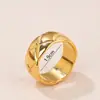 Anillo de rejilla de diamantes para todas las ocasiones de Europa y Estados Unidos no se decolora acero de titanio borde de cristal anillo para amantes anillo