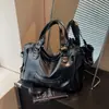 Bolso de hombro transfronterizo para mujer, bolso tote de hombro estilo vintage americano, bolso motero moderno y genial, bolso de gran capacidad para el día a día