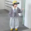 Conjunto de Ropa para Niños Otoño 2026 Nuevo Estilo Coreano Conjunto de Dos Piezas Moderno: Sudadera de Dos Piezas Falsa y Pantalones Rectos
