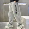 Pantalones Deportivos Casuales Sueltos con Estampado de Letras para Niños Otoño 2026 Estilo Nuevo Pantalones Jogger para Niños de Talla Mediana a Grande para Uso al Aire Libre