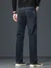 Nuevos pantalones vaqueros gruesos para hombre para otoño e invierno 2026, estilo recto holgado, adelgazantes y que realzan la altura, pantalones largos elásticos lavados