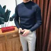 Suéter pullover versátil para hombre de otoño e invierno, color liso, cuello alto medio, corte ajustado estilo coreano, tejido de punto básico elegante y versátil