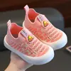 Novos Sapatos Respiráveis de Malha Vazada para Crianças Primavera/Verão, Sapatos Antiderrapantes Fly-Knit, Sapatos de Bebê com Solado Macio, Sapatos Casuais Slip-On