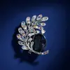 Broche de pluma con diamantes completos estilo europeo y americano, broche de cristal de lujo de alta gama para mujer, pin de diseño único, accesorio para traje