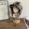 Gorra de aviador a cuadros con bloques de color y logo de letras en rizo para hombre y mujer, moderna y versátil, cálida y a la moda con protección para los oídos, gorra Lei Feng