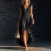 Vestido maxi sin mangas de estilo francés con escote en V pronunciado, bajo asimétrico y detalles de volantes, que ofrece una silueta holgada y fluida
