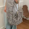 Bolsa de lona com estampa de leopardo estilo ins coreano para mulheres, casual e descontraída, bolsa de ombro tote grande e versátil para estudantes