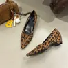 Zapatos de tacón grueso con estampado de leopardo, estilo retro coreano, de punta fina y escotados, para mujer, nueva moda otoño/invierno 2026, para ir al trabajo