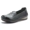 Zapatos de suela blanda para mujeres de mediana edad y mayores 2026 nuevo estilo de otoño cómodos de suela plana de suela blanda zapatos de madre de caña baja de cuero suave para conducir