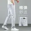 Jeans de hombre de alta gama de lujo ligero, corte recto, ajuste holgado, pantalones de marca de moda para hombre, estilo casual de verano fino gris claro, pantalones de hombre gris-blanco