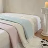 2026 Nuevo Modelo Pe Enfriamiento Hielo Frijol Cama Falda de Cama Estilo Alfombra Juego de Tres Piezas Verano Sueño Rosa - Escena Dos