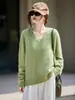 Suéter de punto sin esfuerzo y casual con cuello en V, precortado y listo para usar, adelgazante y para superponer, con una textura relajada y afelpada en verde suelto y avena