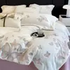 2025 Novo Outono/Inverno Leve Luxo Bordado de Borboleta Leite Fleece Conjunto de Quatro Peças Totalmente Fosco Espessado Conjunto de Fleece Transmissão ao Vivo Elétrico