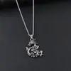 Collar de hombre con colgante de garra de dragón de ocho caracteres cadena larga Wei para suéter estilo callejero joyería retro de personalidad para hombre y mujer venta al por mayor