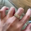 Anel Dourado Brilhante com Diamantes Estilo Old Money para Mulheres, Anel de Moda Vintage de Nicho de Luxo, Anel Exquisito de Dedo Indicador de Luxo Leve