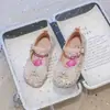 Sapatos de Princesa Versátil para Meninas 2025 Verão Novos Sapatos de Couro Infantil Sapatos de Cristal para Menininha com Sola Macia Sandálias com Strass