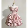 Vestido Curto Rosa de Um Ombro para Noite Feminino 2026 Novo Modelo Comércio Exterior Dia do Estudante Festa de Maioridade Vestido de Anfitriã