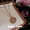 Yang Le Duo Recomienda el Método Antiguo de Tallado de Collares Colgantes Pixiu y Vajra, Así como la Pulsera Sencilla Natural con Forma de Flor de Iris de Ámbar
