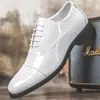 Sapatos masculinos plus size 48 transfronteiriços, moda outono, estilosos, design de três peças, couro branco envernizado masculino, sapatos formais de couro para cavalheiro