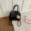 Nova Bolsa Urso Retrô Coreana 2026 para Mulheres, Bolsa de Ombro Transversal Exquisita e Fashion, Bolsa de Mão Fofa e Versátil para o Dia a Dia