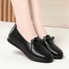 Sapatilha feminina de bico redondo, couro macio, laço, boca rasa, slip-on, preta, sola macia, sapatos de mãe, sapatos casuais baixos, sapatos femininos