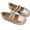 Zapatos de cuero para niñas de nuevo estilo, zapatos casuales para niños mayores, zapatos de suela blanda de una sola pieza para verano, mocasines plateados para combinar con faldas, zapatos para niños