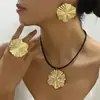 Collar Exagerado de Flor Dorada Transfronterizo Europeo y Americano, Gargantilla de Pétalos de Alta Gama, Conjunto de Joyería de Lujo Ligero de Moda para Mujer