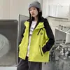 Casaco estiloso e moderno para outono/inverno para meninas, com design em blocos de cor, capuz e um cool estilo de rua, perfeito para atividades ao ar livre.